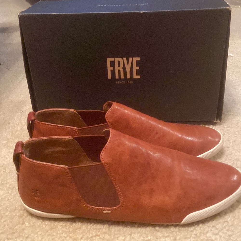 Frye Melanie Chelsea Leather Slip-On Sneaker Boot Bootie  10. Gently worn.